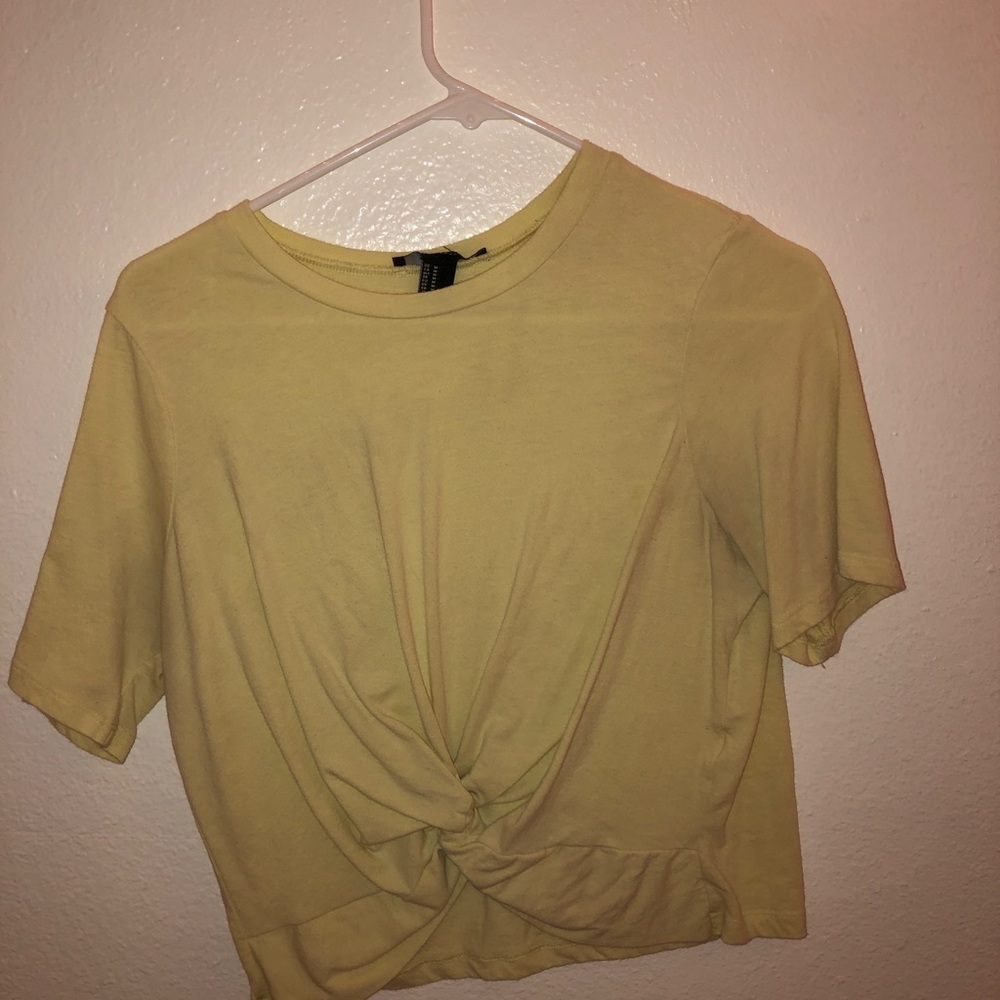 Tied baby yellow tee 🤩🤩🤩
